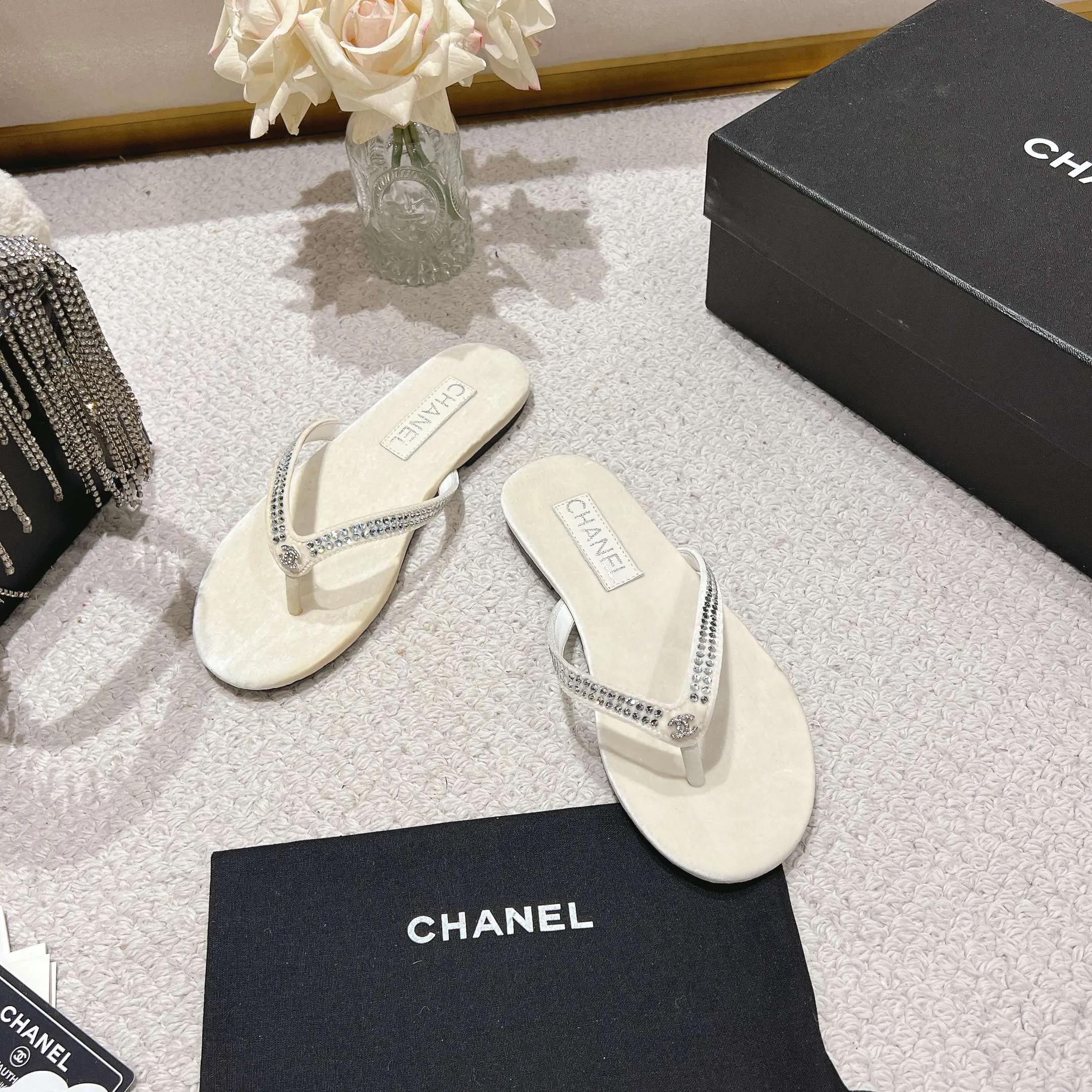 👟👟Ex-factory price 480👟👟 Xiaoxiang chanel 2025 new flip-flops! This series is really amazing. How can it be so beautiful! Summer is really an invincible combination that can be salty or sweet ~ The upper is made of original velvet and the lining is lambskin genuine leather outsole Size: 35-40 (40 customized)
